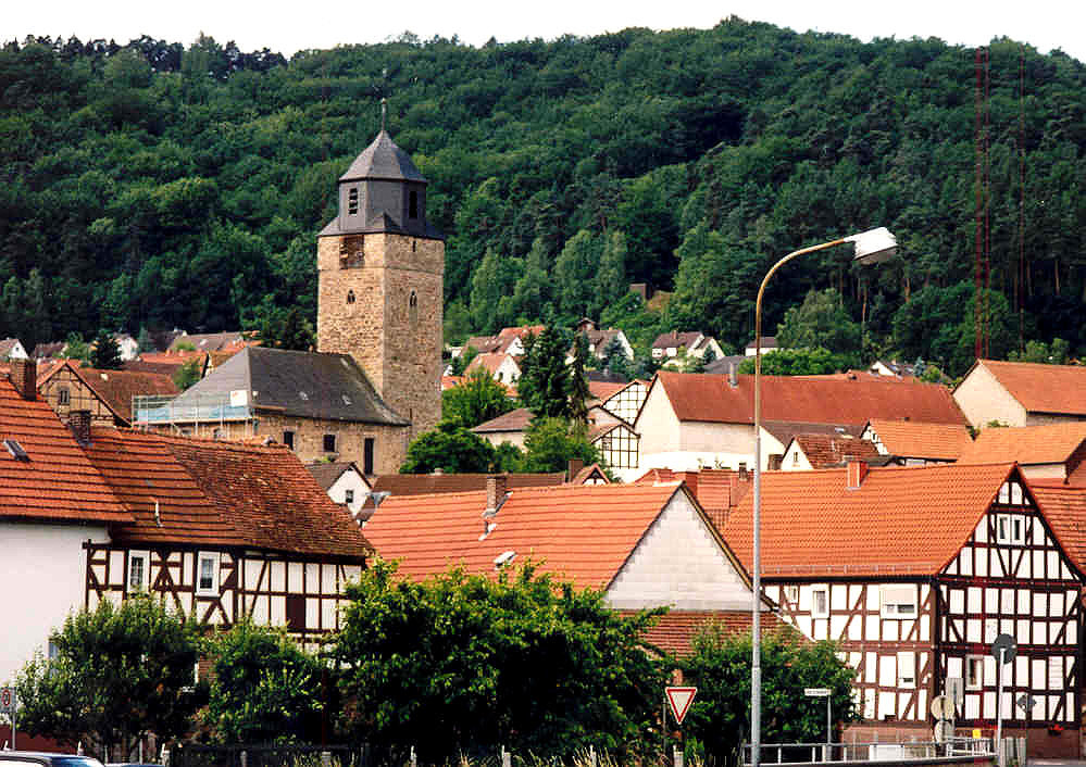 Fachwerkhäuser, Dächer und Kirchturm des Ortskerns Wehrda