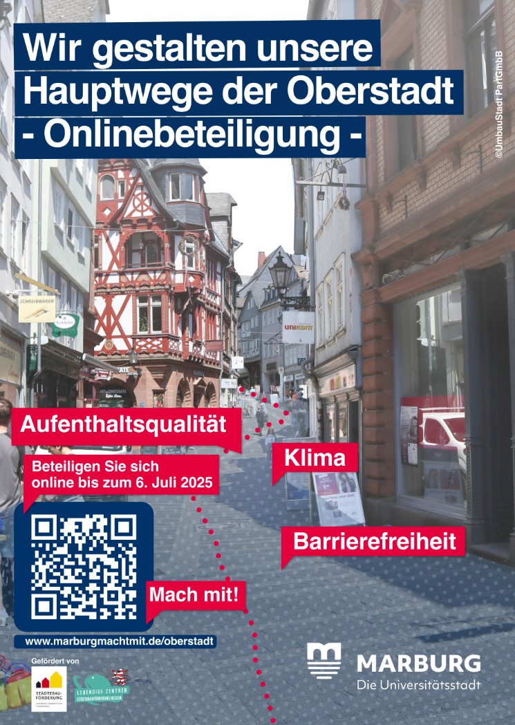 Plakat zur Online-Beteiligung ‚Wir gestalten unsere Hauptwege der Oberstadt‘: Foto der historischen Wettergasse mit Fachwerkhaus, darüber weißer Text auf blauem Balken. Rote Sprechblasen markieren Themenschwerpunkte ‚Aufenthaltsqualität‘, ‚Klima‘ und ‚Barrierefreiheit‘ sowie den Hinweis ‚Beteiligen Sie sich online bis zum 6. Juli 2025‘ und den Aufruf ‚Mach mit!‘. Links unten befindet sich ein QR-Code und die URL marburgmachtmit.de/oberstadt, rechts unten das Logo der Universitätsstadt Marburg.