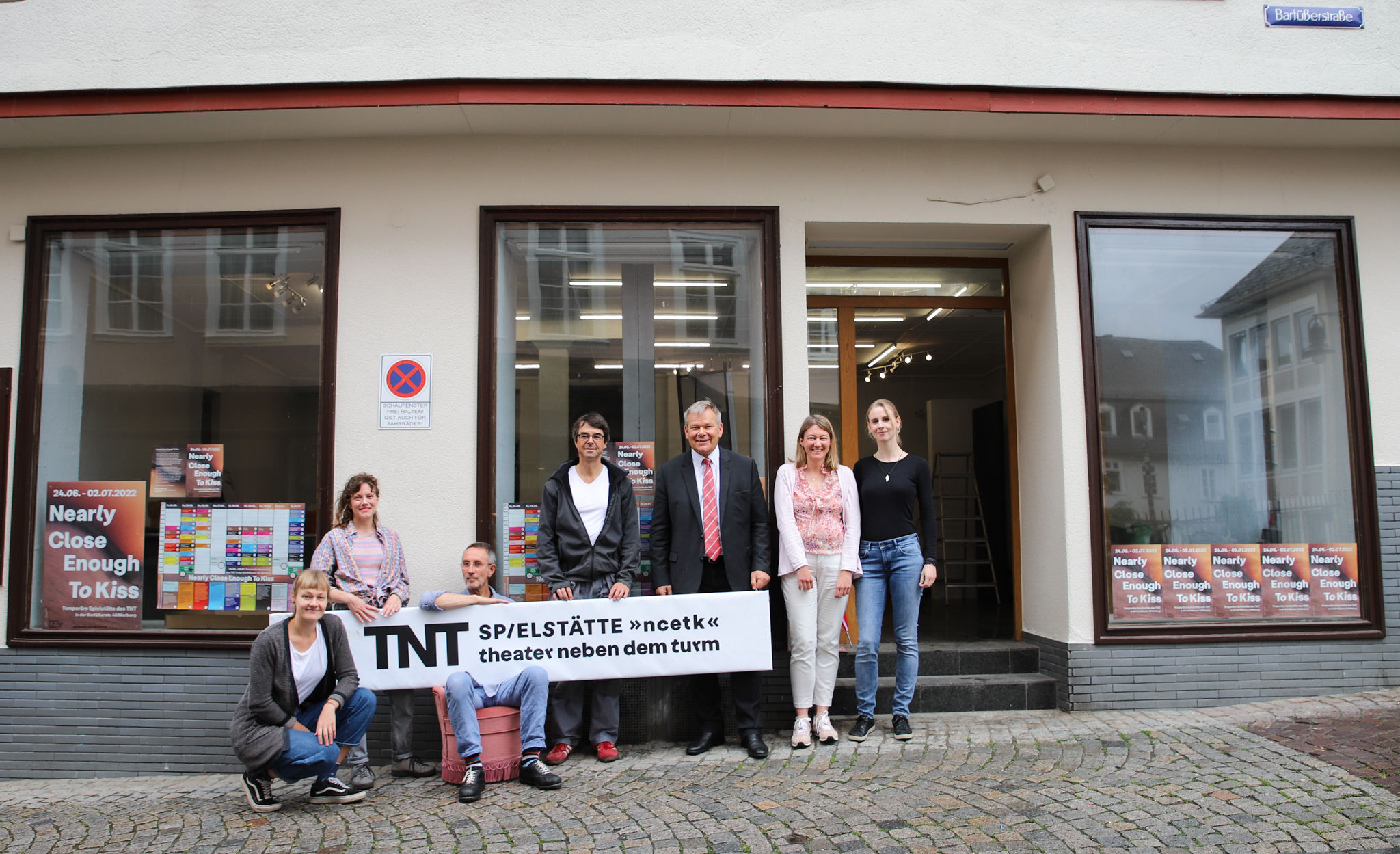 Gruppe aus sieben Personen, die Banner halten