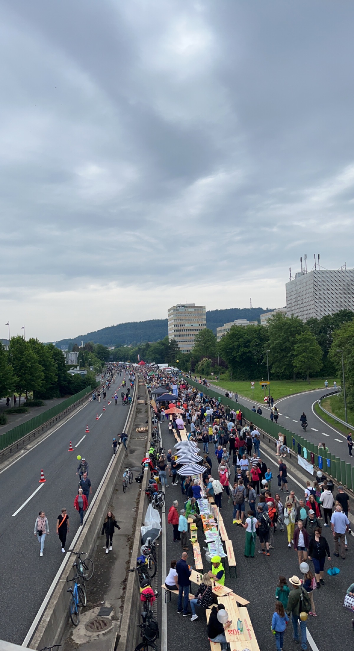 Straße mit vielen Menschen